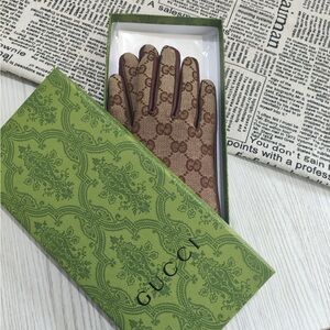 Gucci Signature Logo Leather-Trimmed Gloves
